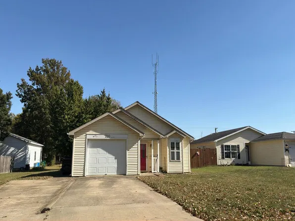 720 N 1st St, Mattoon, IL 61938