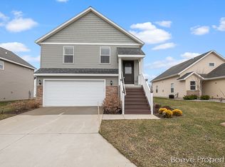 6560 Moss Lake Dr, Hudsonville, MI 49426