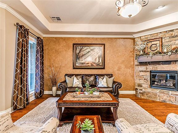 4th image of 428 Lake Grove Ct