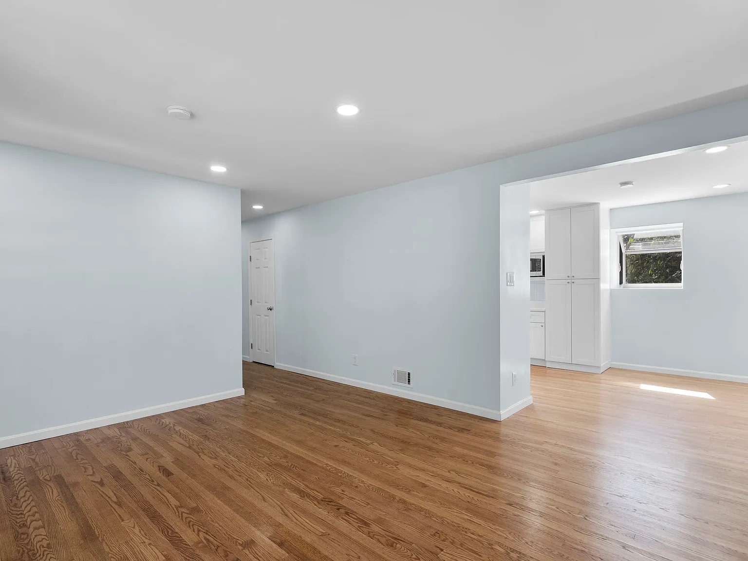 3 bed, 2080 sqft, $3,200 — Photo 4