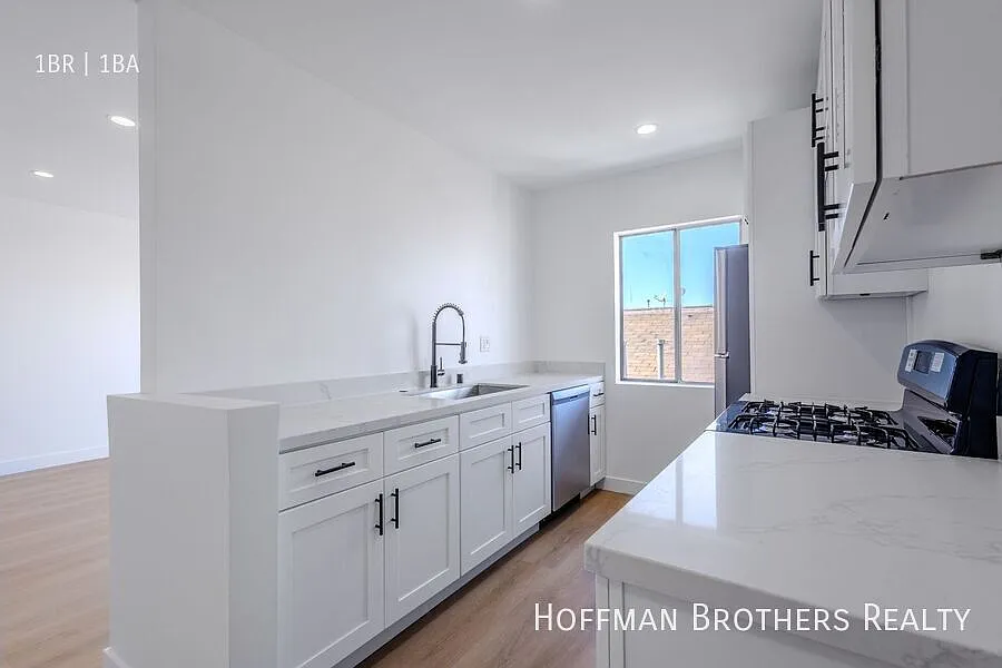 4639 W 17th St Los Angeles, CA 90019 — Photo 2