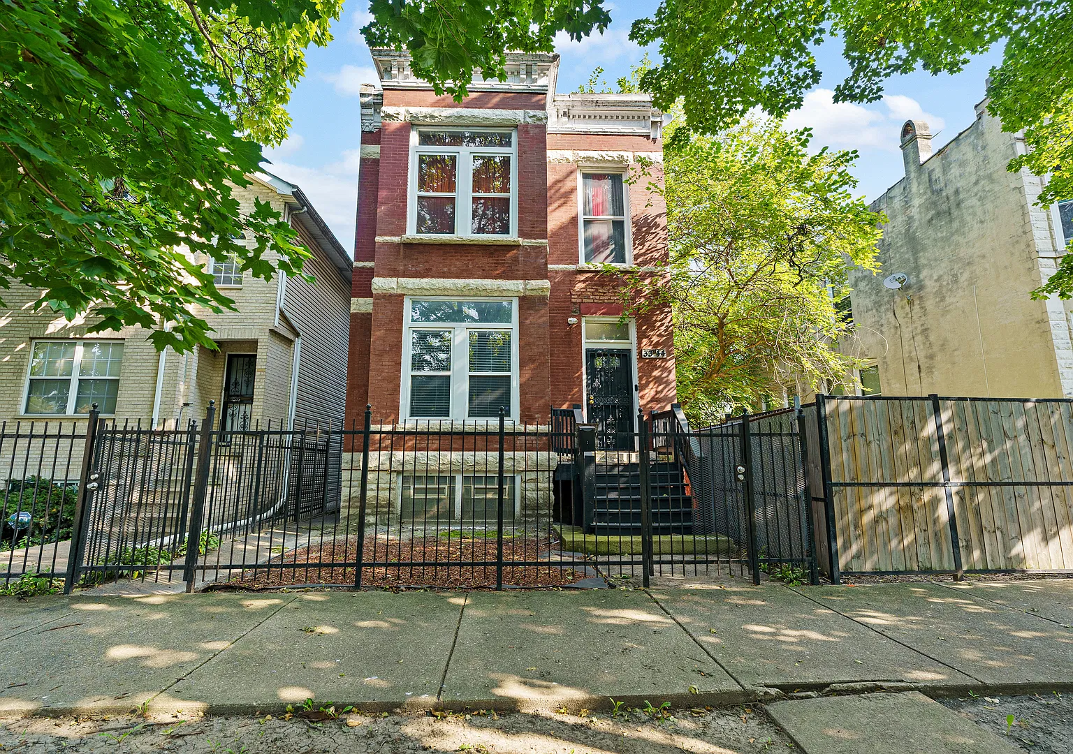 3 bed, 877 sqft, $1,800 — Photo 1