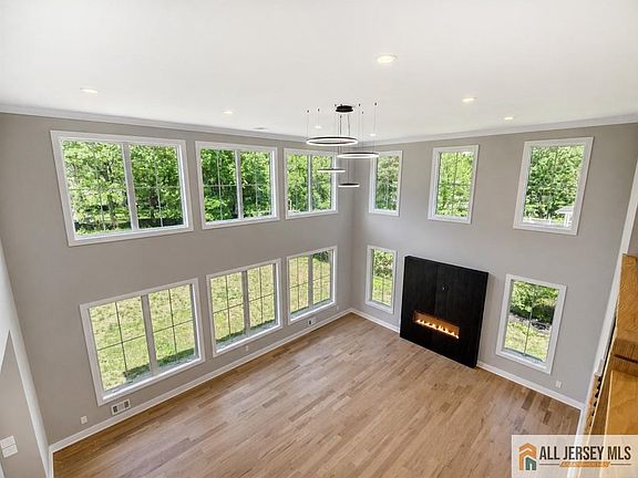 4th image of 529 Wood Ave