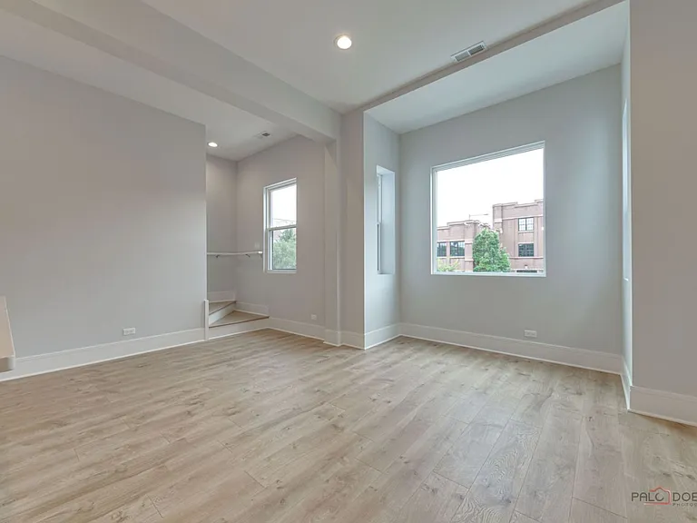 1747 N California Ave #2 — Photo 3
