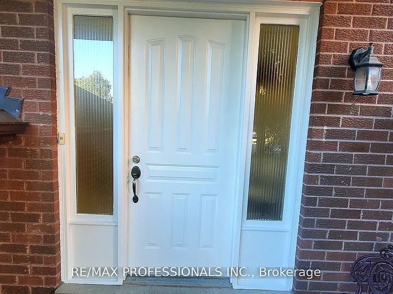 2545 Addingham Cres — Photo 2