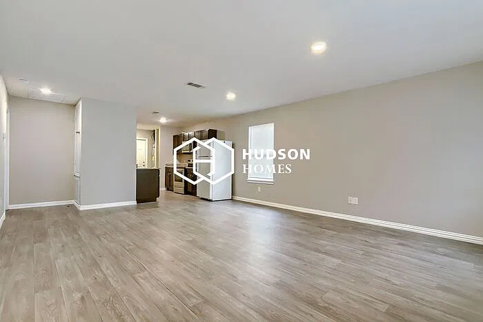 3 bed, 2.0 bath, 1090 sqft, $1,549 — Photo 3