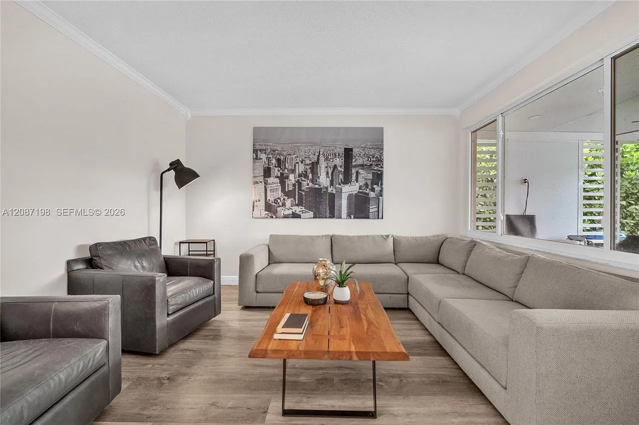 3 bed, 2.5 bath, 1893 sqft, $6,200 — Photo 3