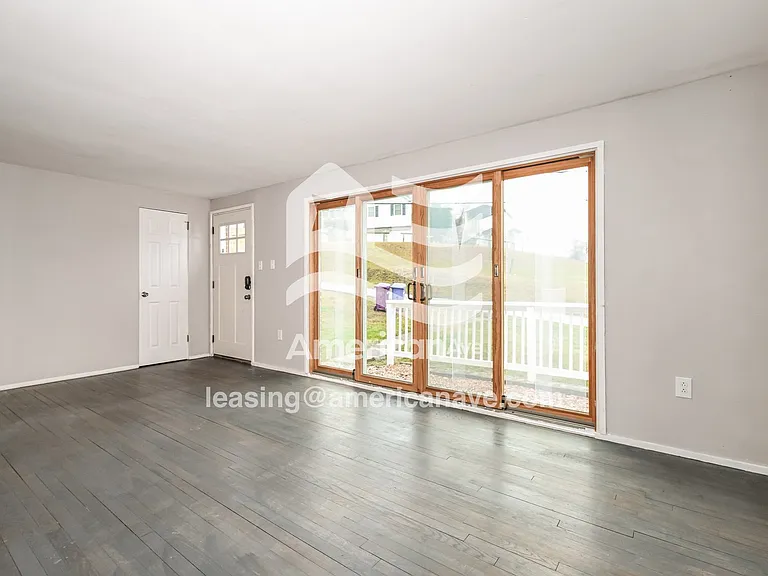 1372297_003_wm_-_living_room_13526750.jpg