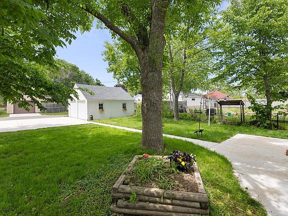 4th image of 1033 Hall Ave