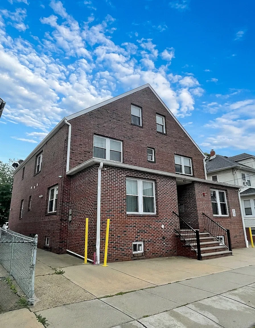 2 bed, 866 sqft, $2,500 — Photo 1