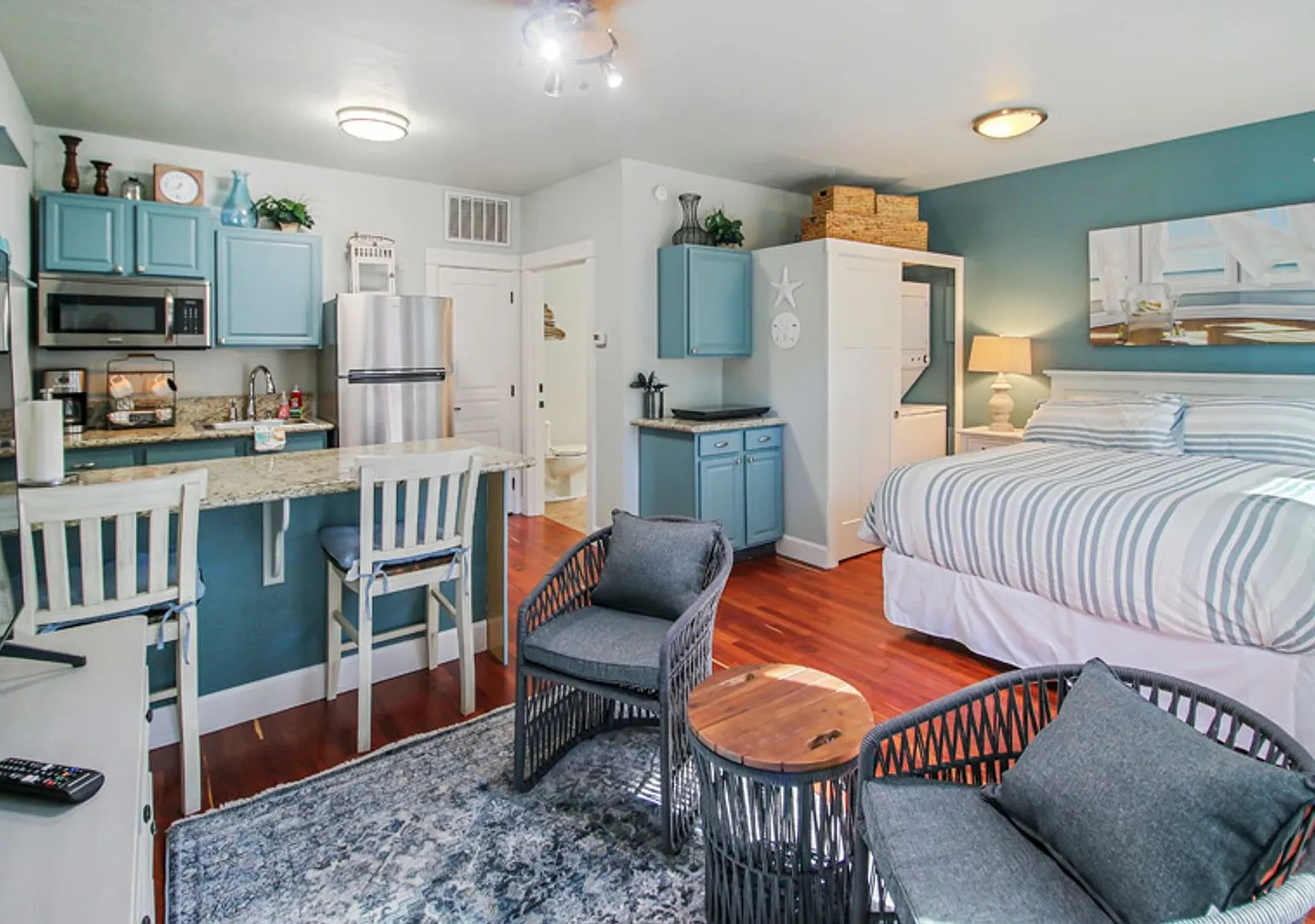 Parkside Suite: Fully Furnished Modern Studio in the Heart of Jacksonville $300 Utility Fee — Photo 4