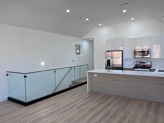 4th image of 2655 W 21st St #2