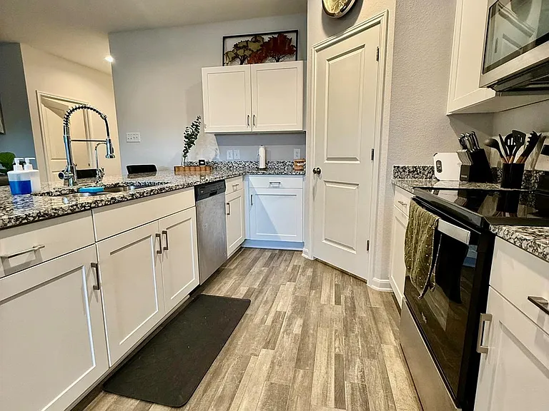 302 Del Monte Dr — Photo 4