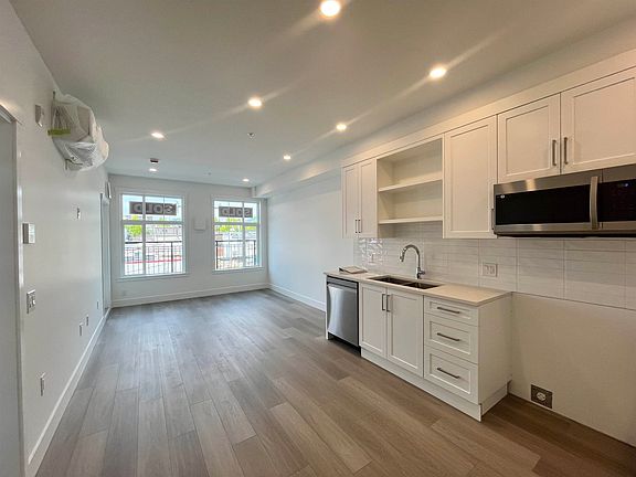 3rd image of 22348 North Ave #316