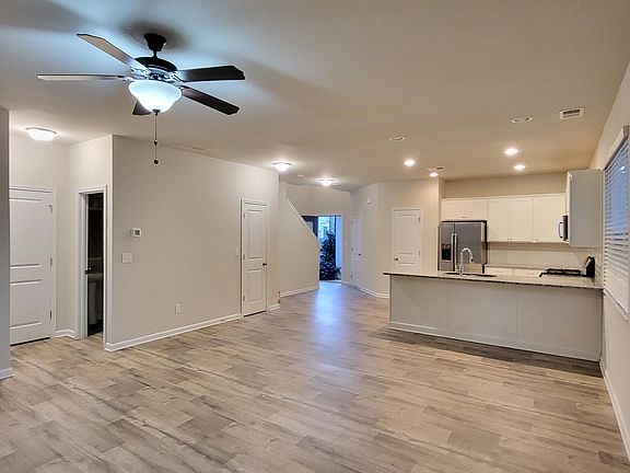 3rd image of 6 Wesley Way S