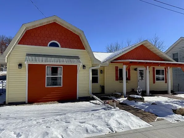 80 N 4th St, Lansing, IA 52151