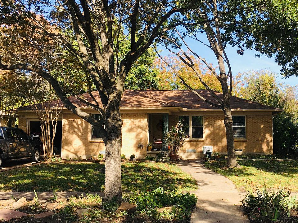 Front yard with attached one car garage, with access into the kitchen.