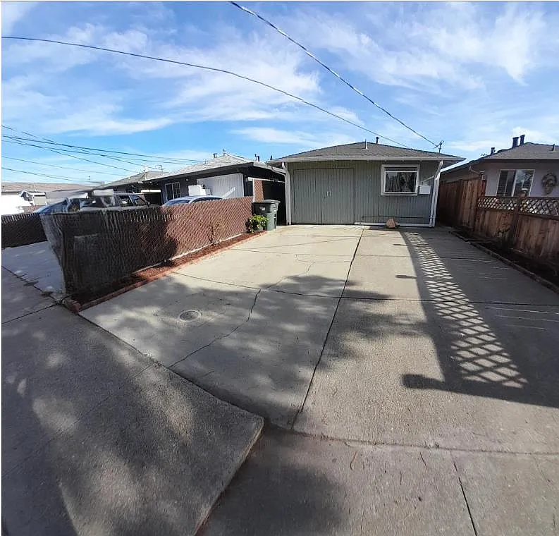 512 Hurlingame Ave photo 1
