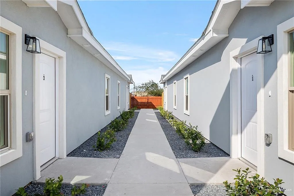 3 bed, 2.0 bath, 1075 sqft, $1,100 — Photo 2