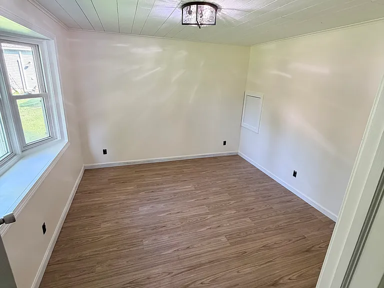 1549 W River Rd — Photo 10