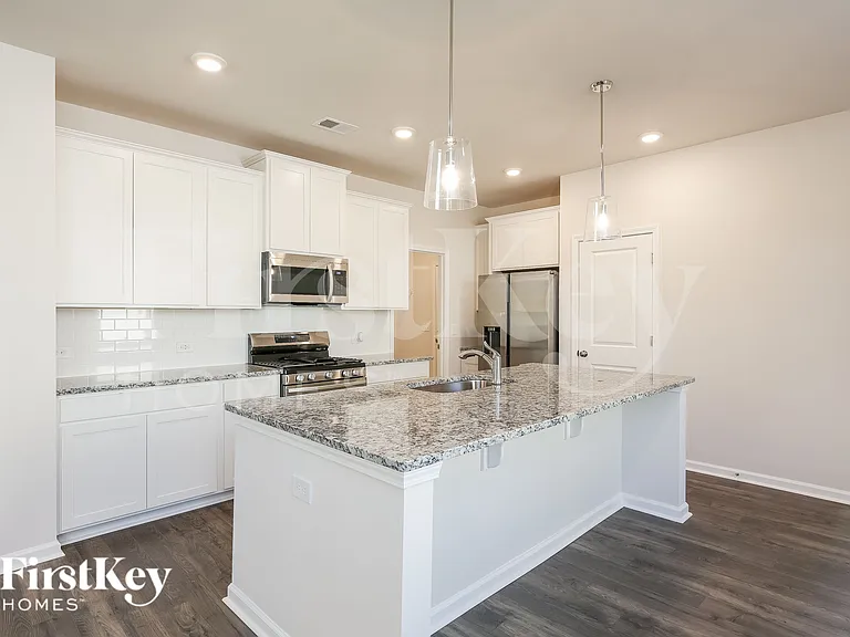 534 Hillpark Ln — Photo 6