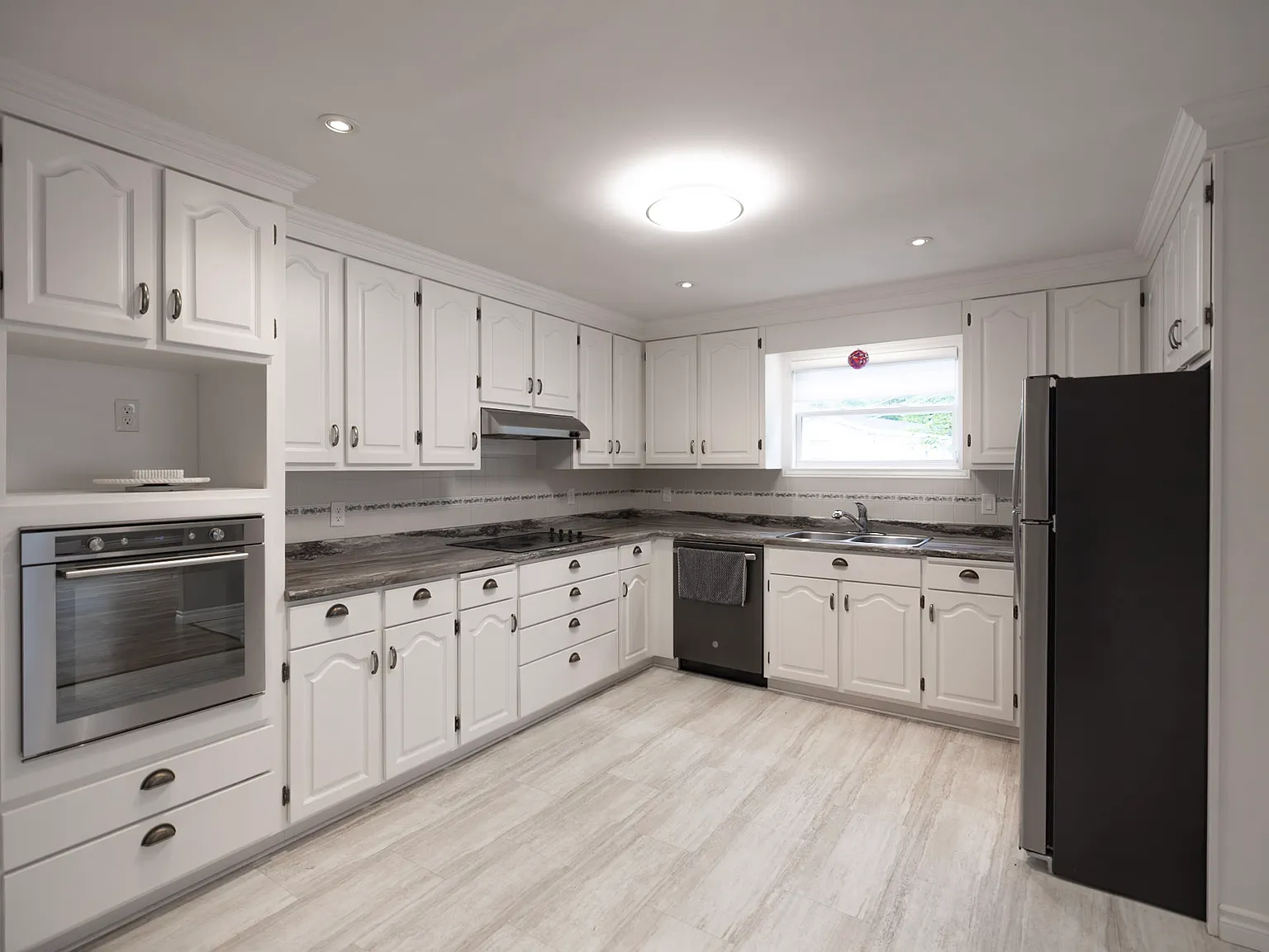 3 bed, 1.5 bath, 1900 sqft, $2,650 — Photo 3