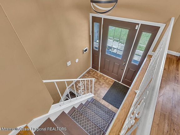 3rd image of 825 Holiday Ct