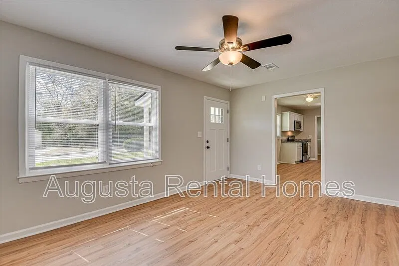 3 bed, 1.0 bath, 1176 sqft, $1,270 — Photo 4