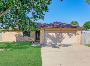 830 S 6th St, La Porte, TX 77571