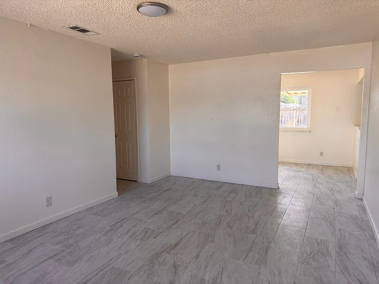 4600 N Prospect Ave — Photo 3