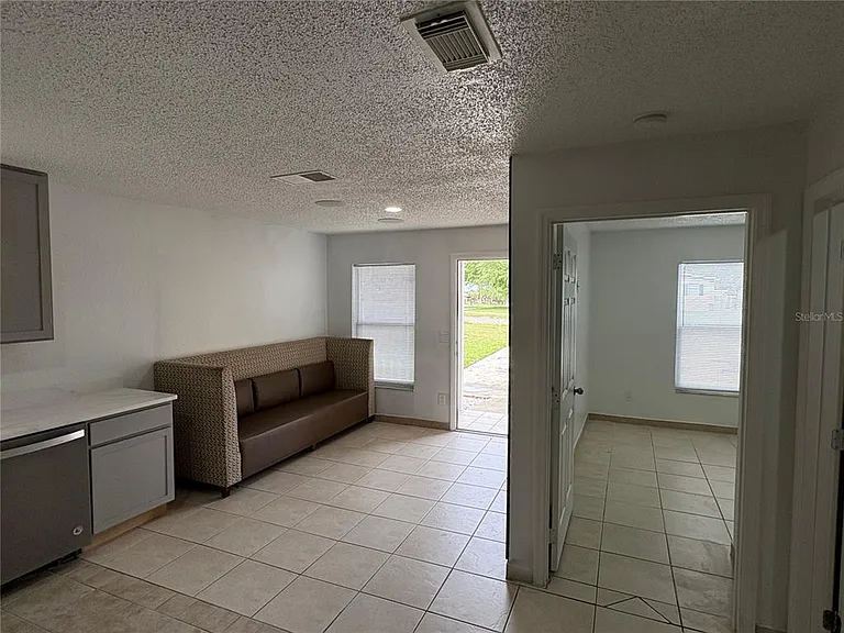 1053 Scott St — Photo 4