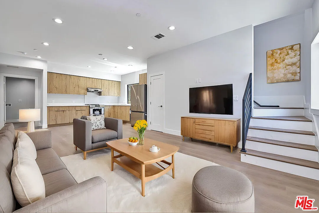 2 bed, 1.5 bath, 1100 sqft, $3,500 — Photo 1