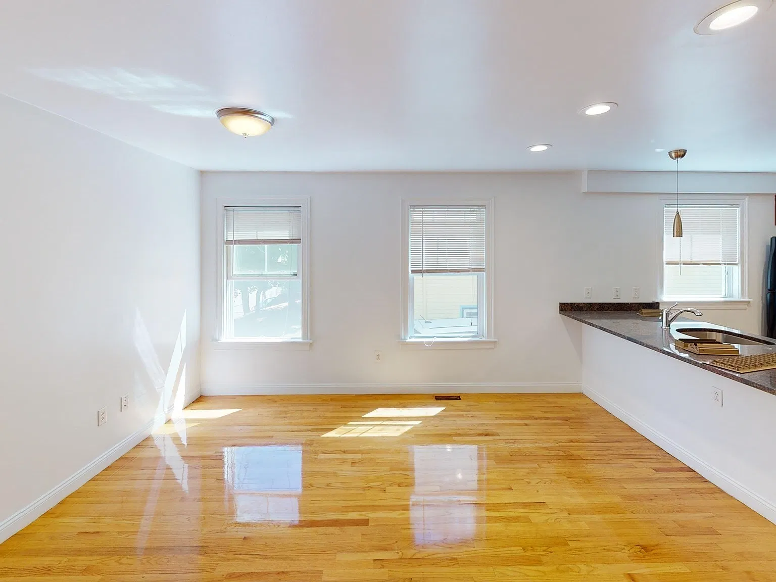4 bed, 3.0 bath, 9999 sqft, $6,850 — Photo 3
