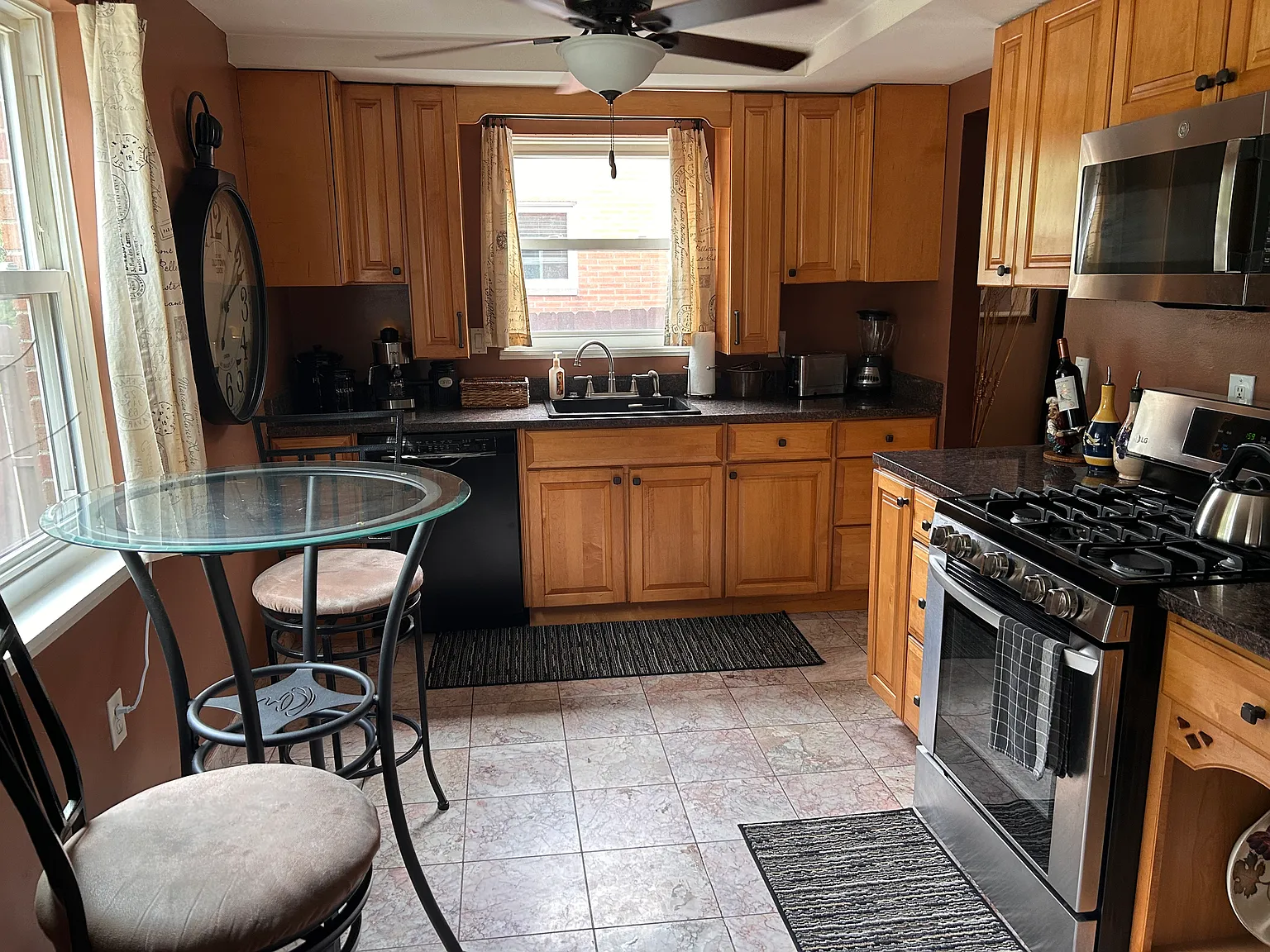 3 bed, 1.5 bath, 1800 sqft, $1,950 — Photo 2