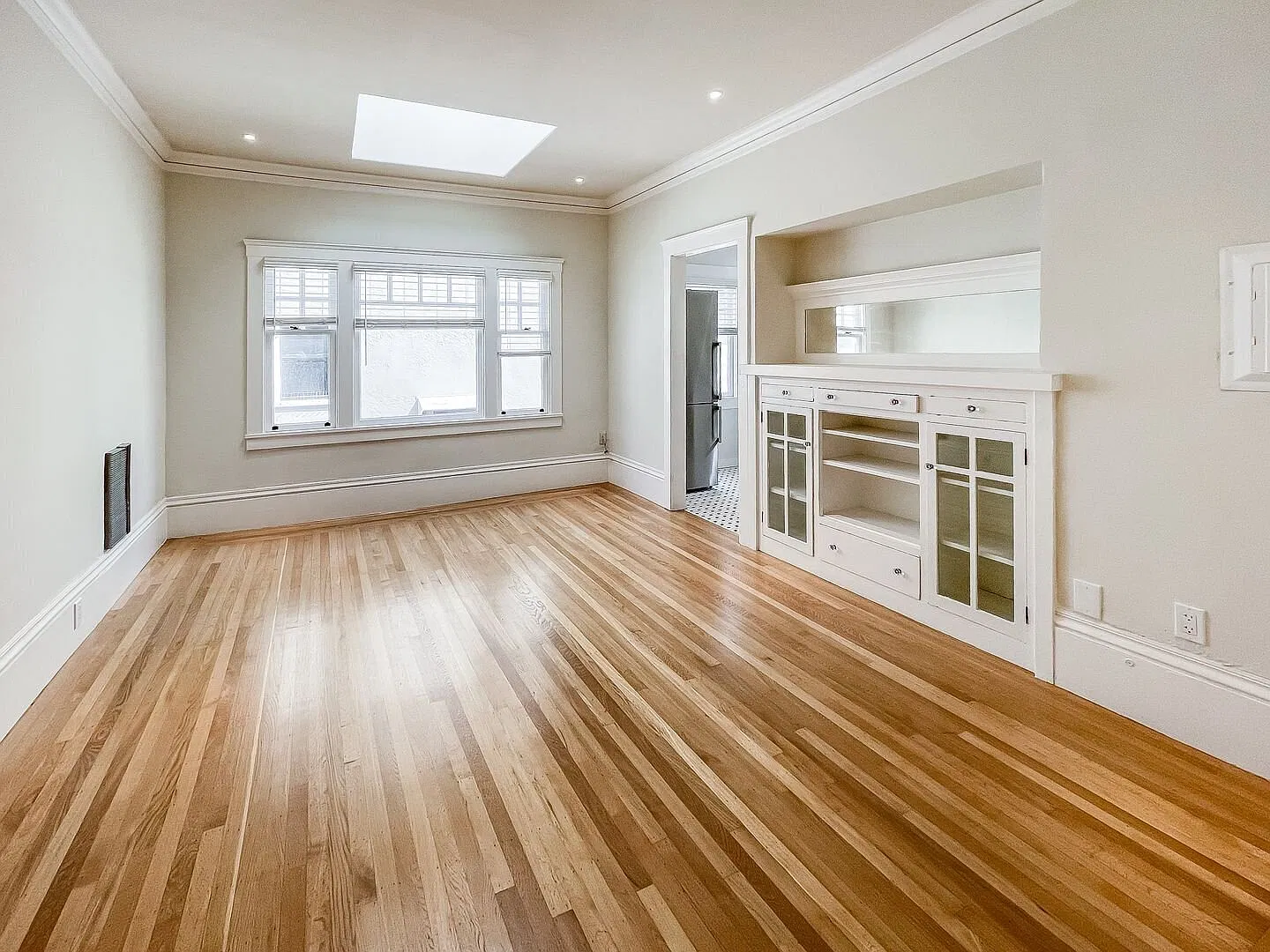 Gorgeous top floor with great light, steps from Lake Merritt!! — Photo 1