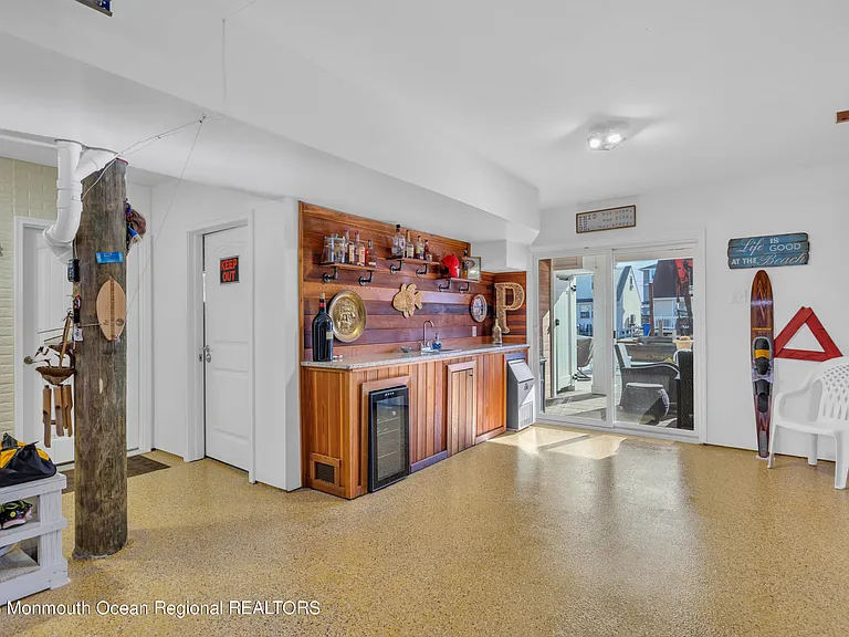 411 Harding Ave — Photo 50