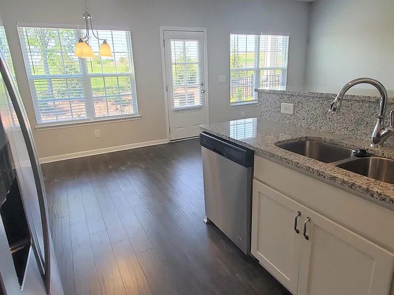 320 Kinsale Dr — Photo 8