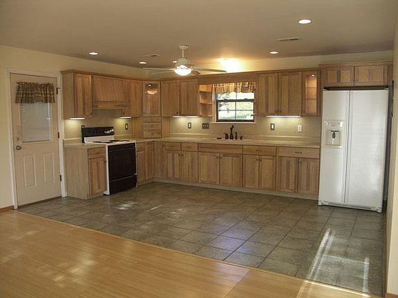 Spacious, dine-in country kitchen included stove & refrigera