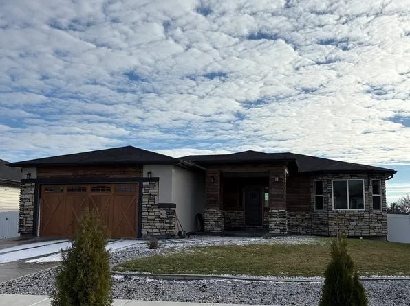 2916 E Laux Dr, Hastings, NE 68901