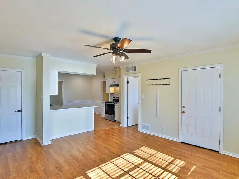 2421 W Anderson Ave — Photo 7