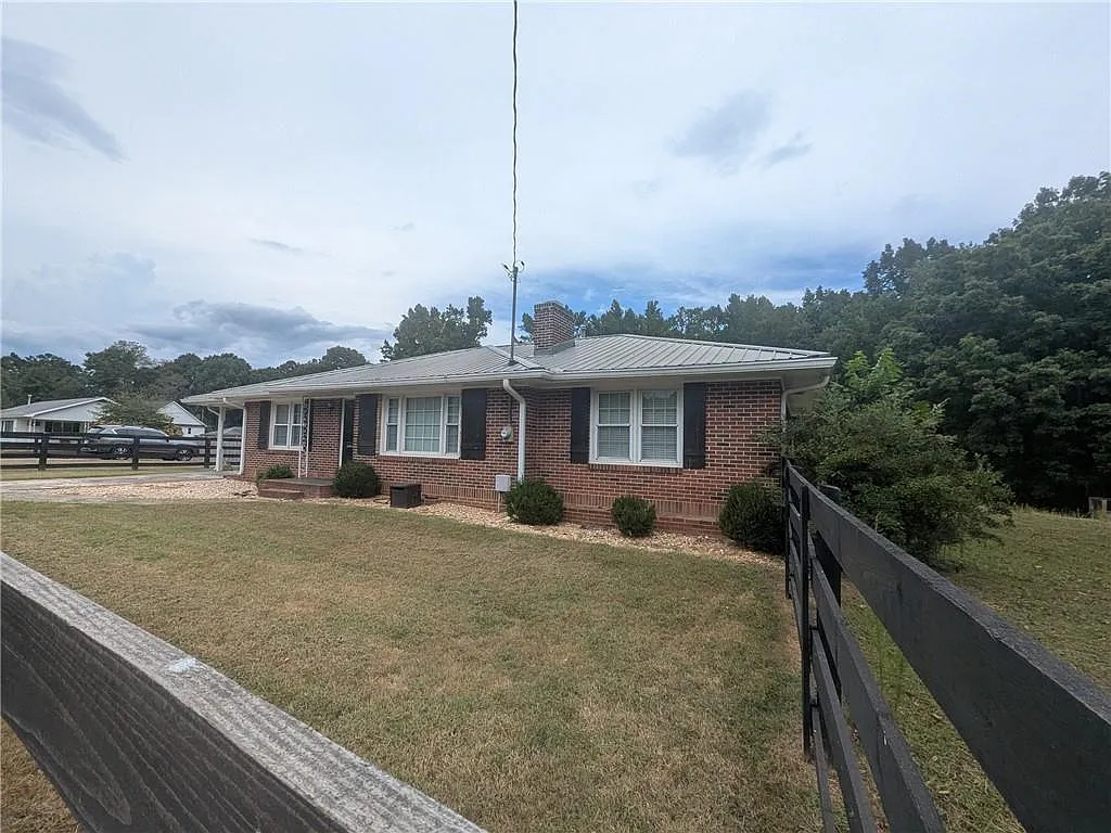 3 bed, 2.0 bath, 1773 sqft, $2,200 — Photo 1