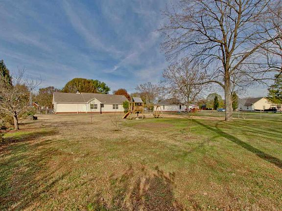 2nd image of 113 Cedar Breeze Ln