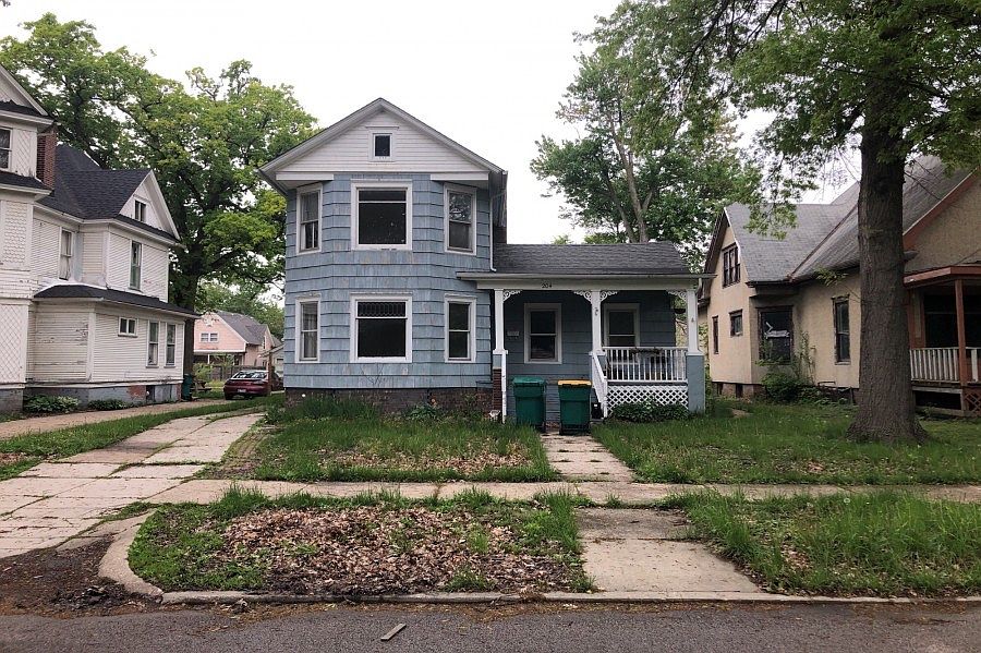 1st image of 204 W Washington St
