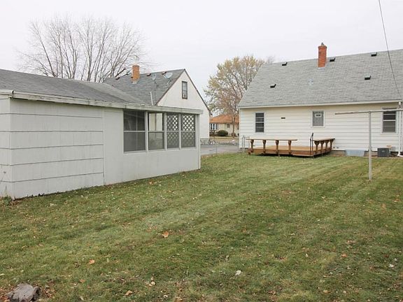 2nd image of 240 Poplar St E