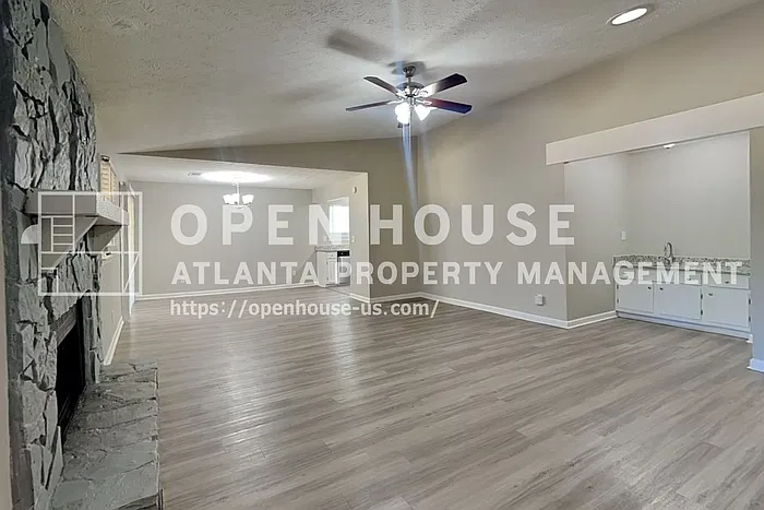 3 bed, 2.0 bath, 1611 sqft, $2,100 — Photo 3