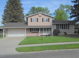 1323 Crestview Dr, Watertown, SD 57201