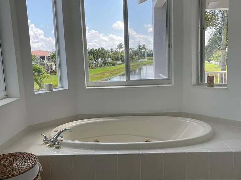 4600 Mariners Cove Dr — Photo 13