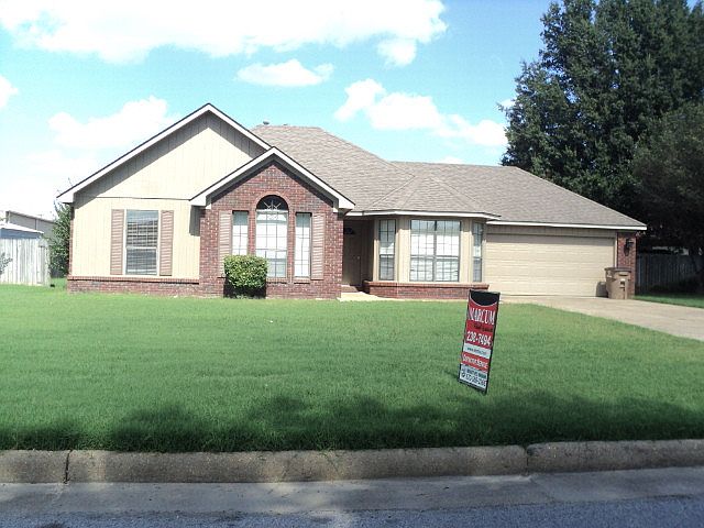 2nd image of 1739 Oakdale Ln