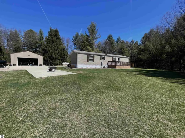 939 Deer Meadow Dr, West Branch, MI 48661