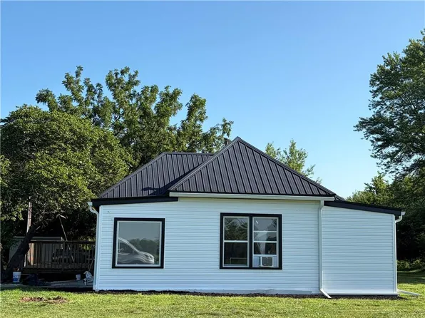 7560 Hoover Rd, Smithville, MO 64089
